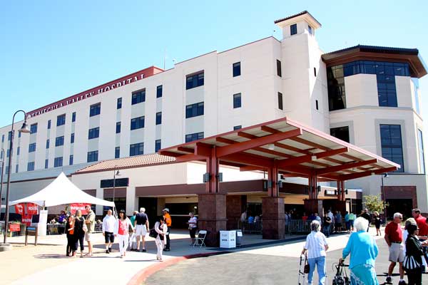 Personas caminando por el Hospital Temecula Valley cuando abrió