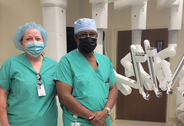 Janelle Skjervem, Directora de Servicios Perioperatorios, y el Dr. Francis A. Essien, Cirugía General y Robótica, dan la bienvenida al Sistema Quirúrgico da Vinci Xi